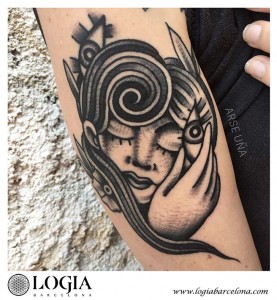 tatuaje-tradicional-mujer-biceps-logia-barcelona-arse     